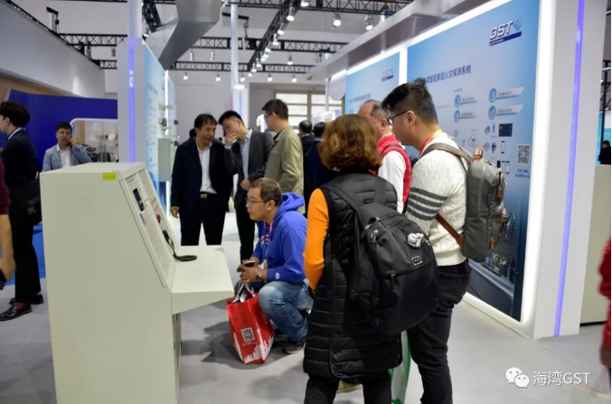 海灣消防展位前吸引了眾多的參觀者