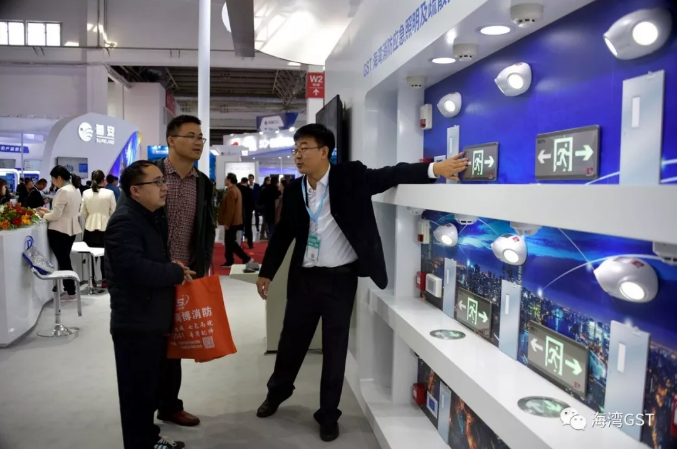 海灣消防工作人員向參觀者介紹系統(tǒng)情況，交流技術(shù)問(wèn)題